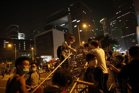 © Reuters. تزايد التوترات في هونج كونج والشرطة تلقي القبض على 45 من المحتجين