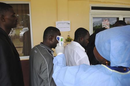 © Reuters. منظمة الصحة تعلن خلو نيجيريا والسنغال من الإيبولا في غضون أيام