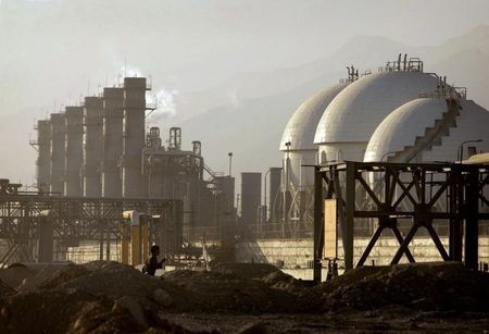 © Reuters. Вид на нефтехимический комплекс в Ассалуйе, Иран