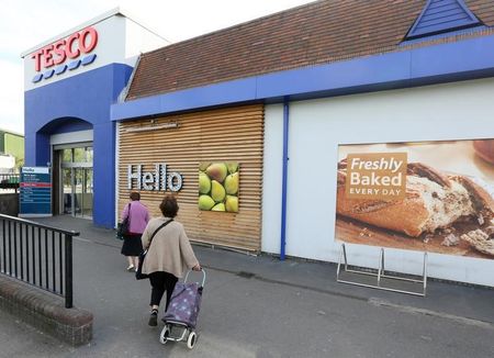 © Reuters. Shoppers go into a Tesco store in Bow, east London