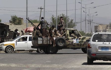 © Reuters. الحوثيون يسيطرون على ميناء الحديدة في اليمن