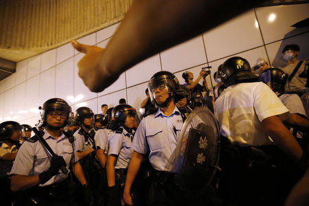 © Reuters. La tensión escala en Hong Kong tras una paliza a un manifestante