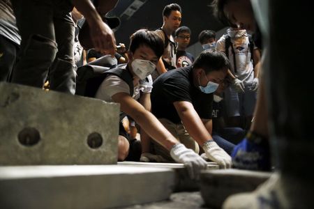 © Reuters. تصاعد التوتر في هونج كونج اثر اعتداء الشرطة على محتج