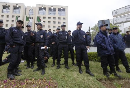 © Reuters. Algerian police officers gather near the Presidential Palace in Algiers