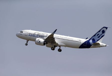 © Reuters. The Airbus A320neo takes off during its first flight event in Colomiers near Toulouse, southwestern France