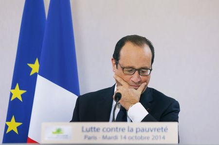 © Reuters. French President Hollande attends a round table meeting with charity groups to discuss the annual report from the "Goods to Give" aid agency in Paris