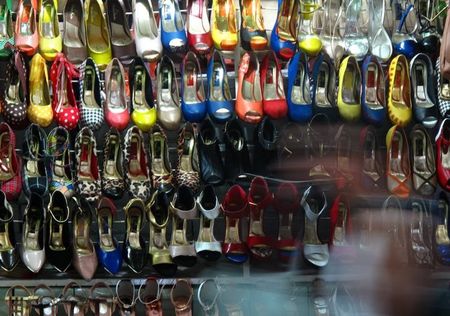 © Reuters. Sapatos femininos expostos em loja de Fortaleza