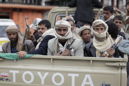 © Reuters. File photo shows Shi'ite Houthi rebels riding a patrol truck in Sanaa