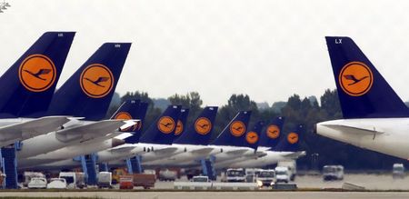 © Reuters. File photo of German airline Lufthansa aircraft 