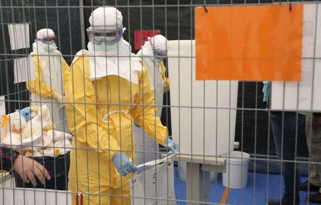 © Reuters. A volunteer for Medecins Sans Frontieres receives training on how to handle personal protective equipment during courses in Brussels