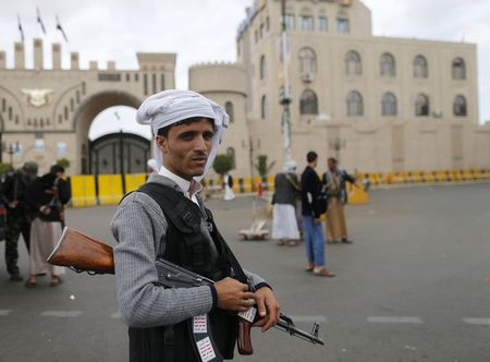 © Reuters. Shi'ite Houthi rebel mans a checkpoint in Sanaa
