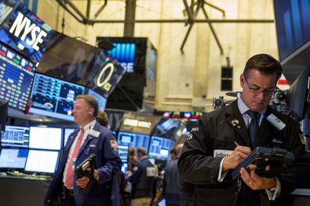 © Reuters. Traders work on the floor of the New York Stock Exchange