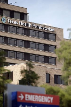 © Reuters. Hospital Texas Health Presbyterian, em Dallas, que teve duas enfermeiras infectadas por Ebola após tratarem um paciente que morreu devido à doença