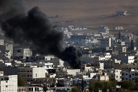 © Reuters. Fumaça é vista em cidade síria de Kobani