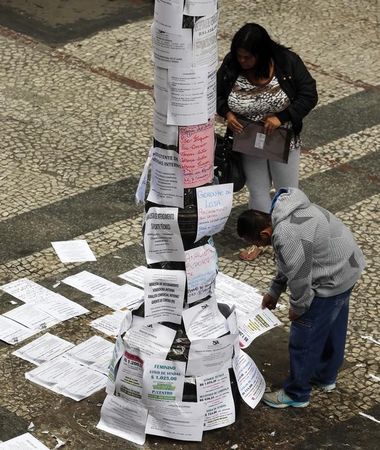 © Reuters. Pessoas olham anúncios de vagas de emprego em rua no centro de São Paulo