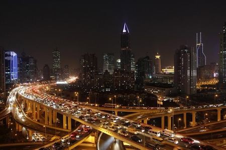 © Reuters. Vehicles drive on flyovers during the evening rush hour in central Shanghai