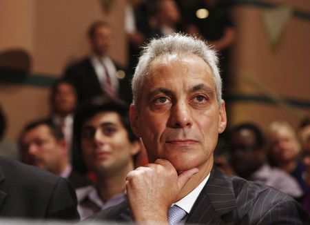 © Reuters. Chicago Mayor Emanuel listens as U.S. President Obama talks about the economy, in Northwestern University in Evanston