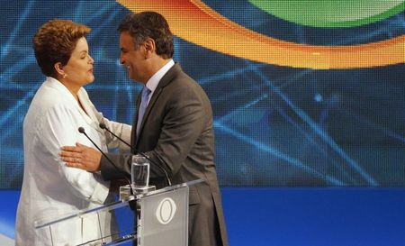 © Reuters. Presidenciável do PSDB, Aécio Neves, cumprimenta a presidente Dilma Rousseff, candidata à reeleição pelo PT, antes de debate em São Paulo