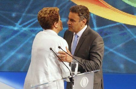 © Reuters. Brazil's presidential candidates Neves of Brazilian Social Democratic Party greets Rousseff of Workers Party after television debate at Bandeirantes TV studio in Sao Paulo