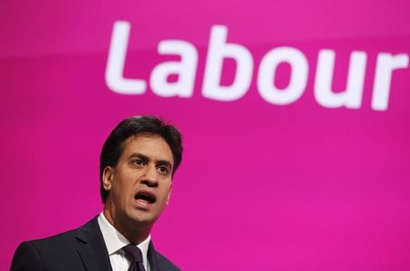 © Reuters. Ed Miliband, leader of Britain's opposition Labour Party, sings "Jerusalem" as his party's conference is closed in Manchester