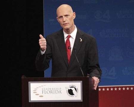 © Reuters. Florida Governor Scott debates challenger, former Florida Governor Charlie Crist, in Davie