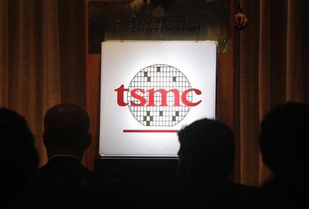 © Reuters. Investors sit in front of the logo of Taiwan Semiconductor Manufacturing Co Ltd (TSMC) during an investors' conference in Taipei