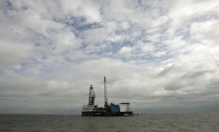 © Reuters. Буровая платформа Mittelplate к северо-западу от Куксхафена