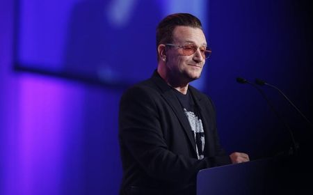 © Reuters. Bono se disculpa por la descarga del álbum de U2 en iTunes