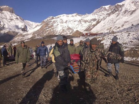 © Reuters. Al menos 20 muertos y 85 desaparecidos por una tormenta de nieve en Nepal  