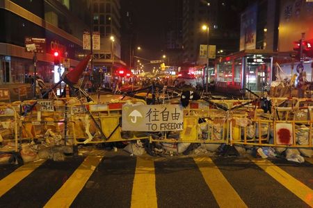 © Reuters. Hong Kong, barricata eretta dai manifestanti pro-democrazia nel quartiere commerciale