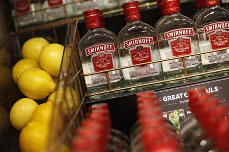 © Reuters. Водка Smirnoff и лимоны в отделе алкоголя магазина Tesco Extra в Уотфорде