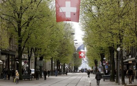 © Reuters. People walk on Zurich's main shopping street Bahnhofstrasse