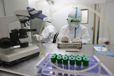 © Reuters. China envía un medicamento para el ébola a África  