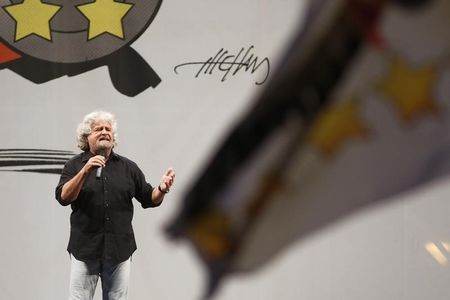 © Reuters. Il leader del Movimento Cinque Stelle Beppe Grillo a Roma prima delle elezioni europee