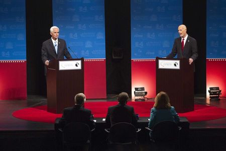 © Reuters. Former Florida Governor Charlie Crist and Florida Governor Rick Scott take part in a gubernatorial debate