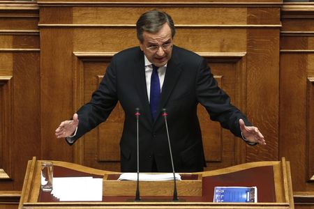 © Reuters. Greece's Prime Minister Samaras addresses lawmakers  before a confidence vote for the country's coalition government in Athens