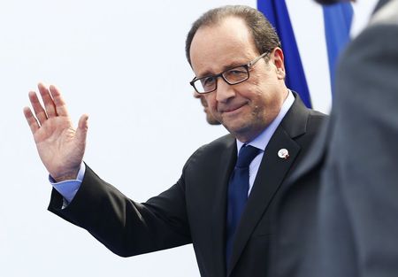 © Reuters. France's President Hollande arrives for the Asia-Europe Meeting (ASEM) in Milan