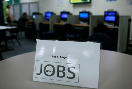 © Reuters. LES INSCRIPTIONS AU CHÔMAGE AUX USA AU PLUS BAS EN 14 ANS