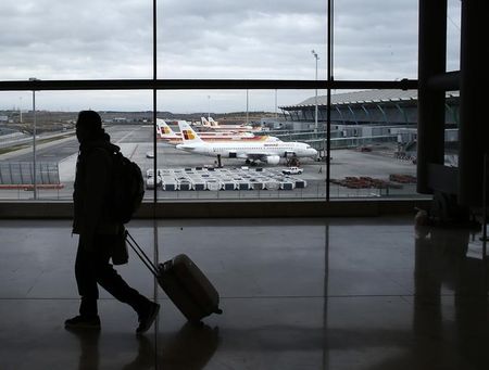 © Reuters. Passageiro no terminal 4 do aeroporto de Barajas, em Madri