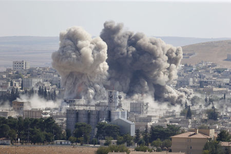 © Reuters. الطائرات الأمريكية تشن 14 غارة ضد تنظيم الدولة الإسلامية قرب كوباني