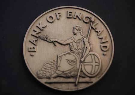 © Reuters. The logo is seen at the Bank of England in the City of London