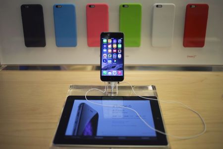 © Reuters. An iPhone 6 phone is seen on display at the Fifth Avenue Apple store on the first day of sales in Manhattan, New York