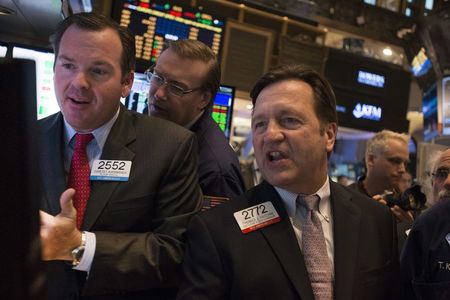 © Reuters. Traders work on the floor before the NYSE Opening Bell in New York