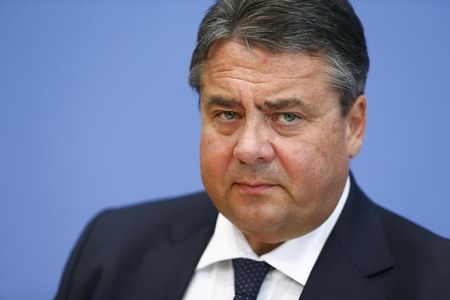 © Reuters. German Economy Minister Sigmar Gabriel arrives for a new conference in Berlin