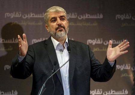 © Reuters. Hamas leader Meshaal talks during a news conference in Doha