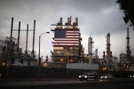 © Reuters. Bandeira dos EUA em uma refinaria de petróleo em Los Angeles, Califórnia 