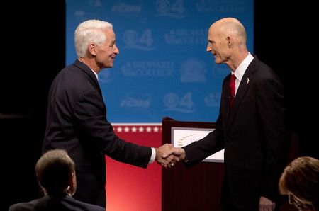 © Reuters. Democratic challenger, former Republican Gov. Charlie Crist (L) and Florida Republican Gov. Rick Scott, shake hands after participating in their second debate in Davie