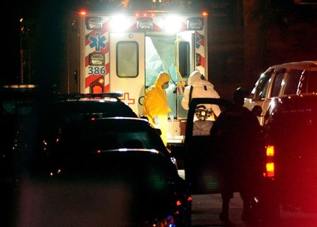 © Reuters. Enfermeira do Texas Amber Vinson (esquerda) desce de ambulância no hospital da Universidade Emory, em Atlanta