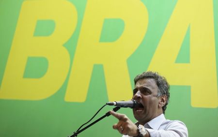 © Reuters. Brazilian Social Democratic Party Presidential candidate Neves talks to supporters during his campaign rally in Sao Paulo