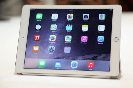 © Reuters. Apple lanza un nuevo iPad con pocas innovaciones